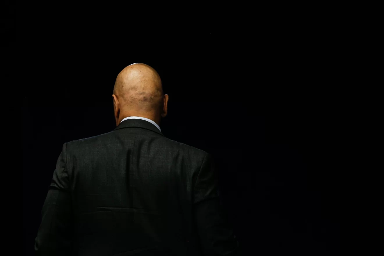 Alexandre de Moraes pede que a PGR se manifeste sobre uma notícia-crime contra Jair Bolsonaro, que sugere prisão preventiva por incitação e obstrução da justiça.