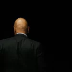 Alexandre de Moraes pede que a PGR se manifeste sobre uma notícia-crime contra Jair Bolsonaro, que sugere prisão preventiva por incitação e obstrução da justiça.